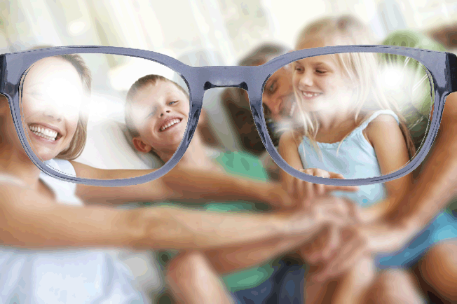 Demonstration of the difference between anti-glare lenses and regular lenses